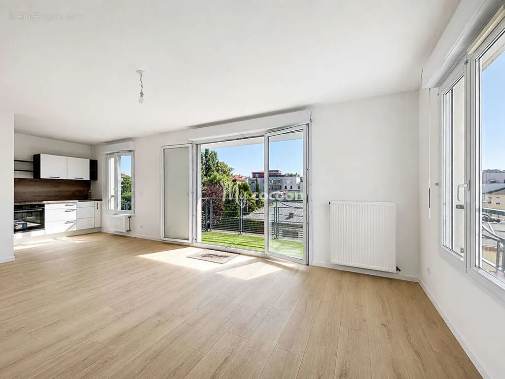 Elutuba - Renovated 2-Bed Flat with Balcony in Lyon 9