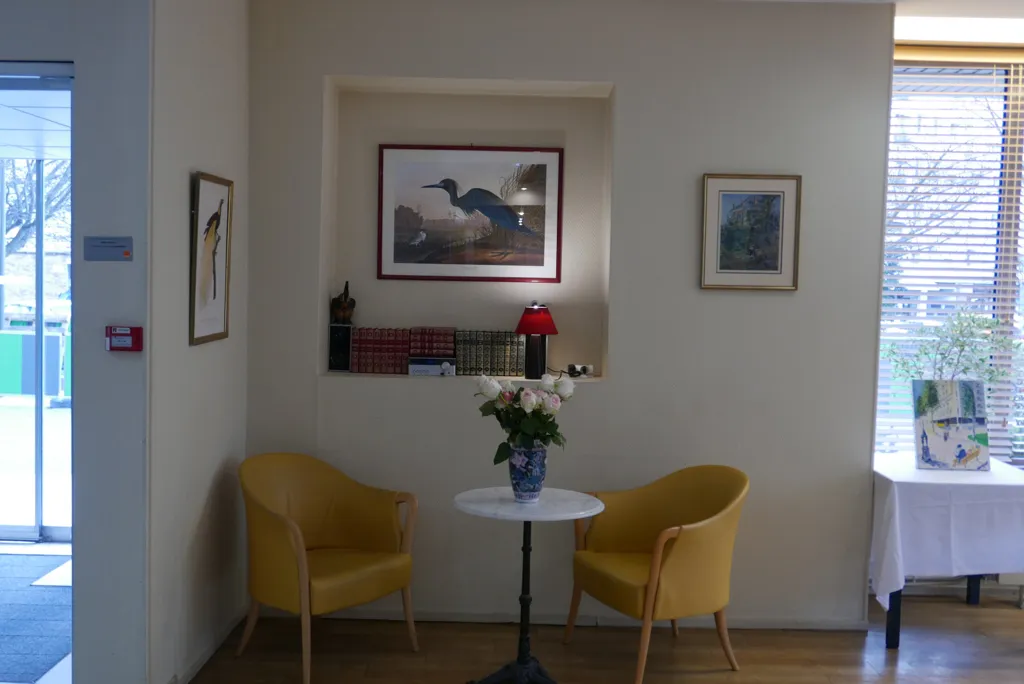 Kabinet - 2-Bedroom Apartment with Balcony in Suresnes