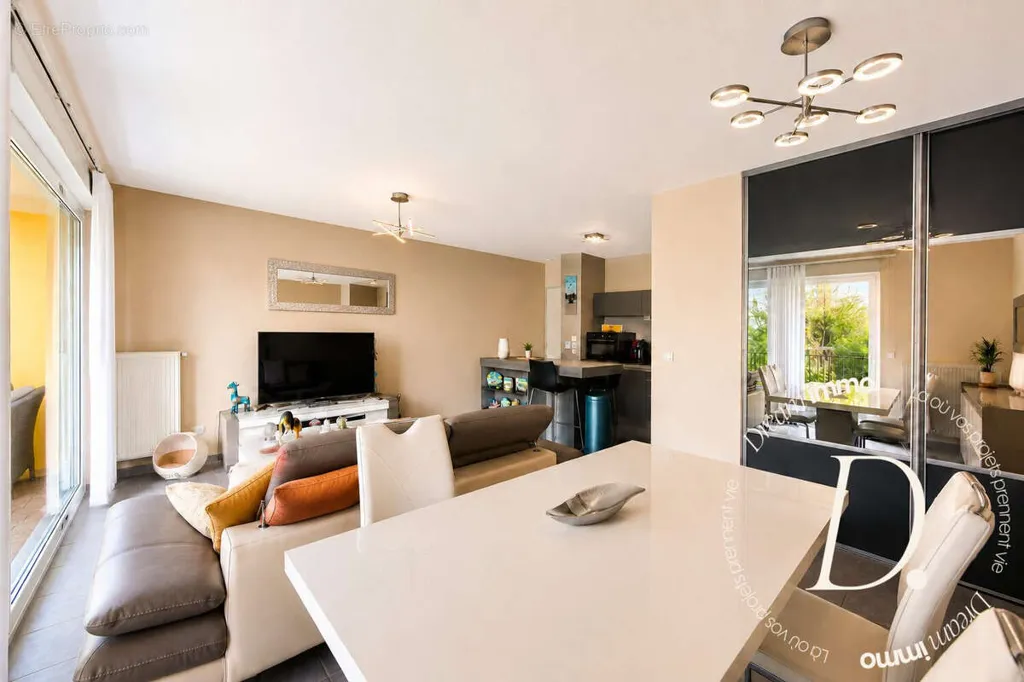 Dining Room - Spacious 2-Bed Apartment with Terrace in Montpellier