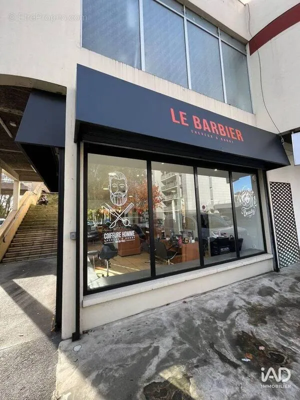 Välivaade - Commercial Premises with Barber/Coiffeur in Les Ulis