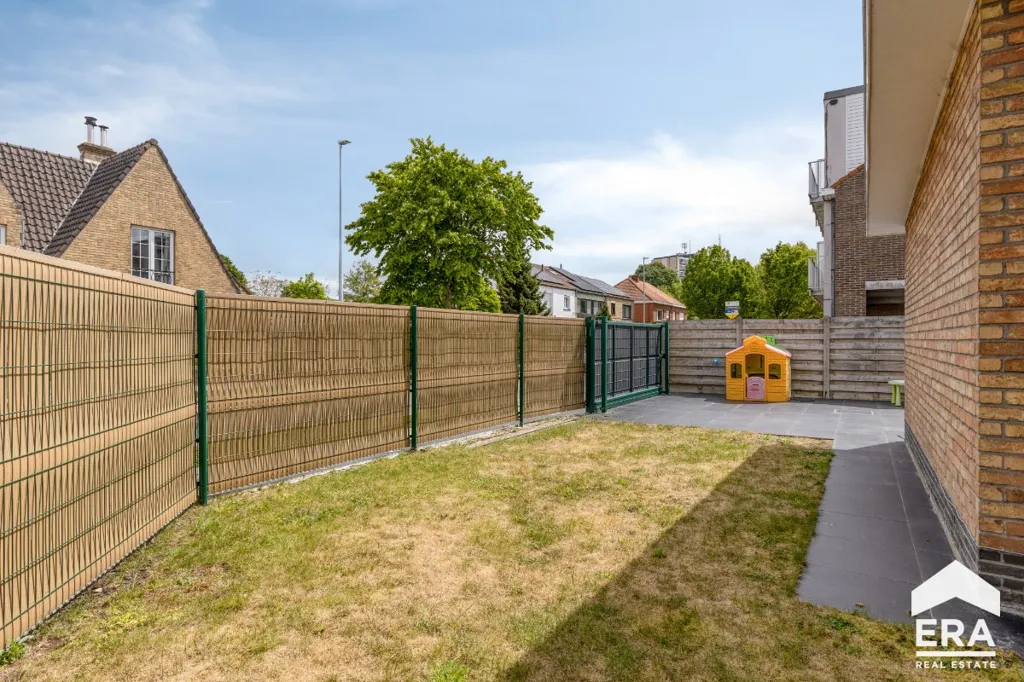 Jardin - Maison Familiale avec Piscine Solaire à Proximité du Centre-Ville