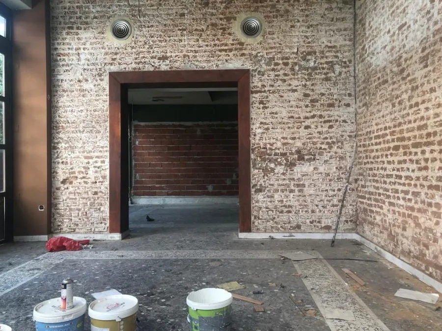 Pièces - Commercial Space with Two Levels in Serres Centre