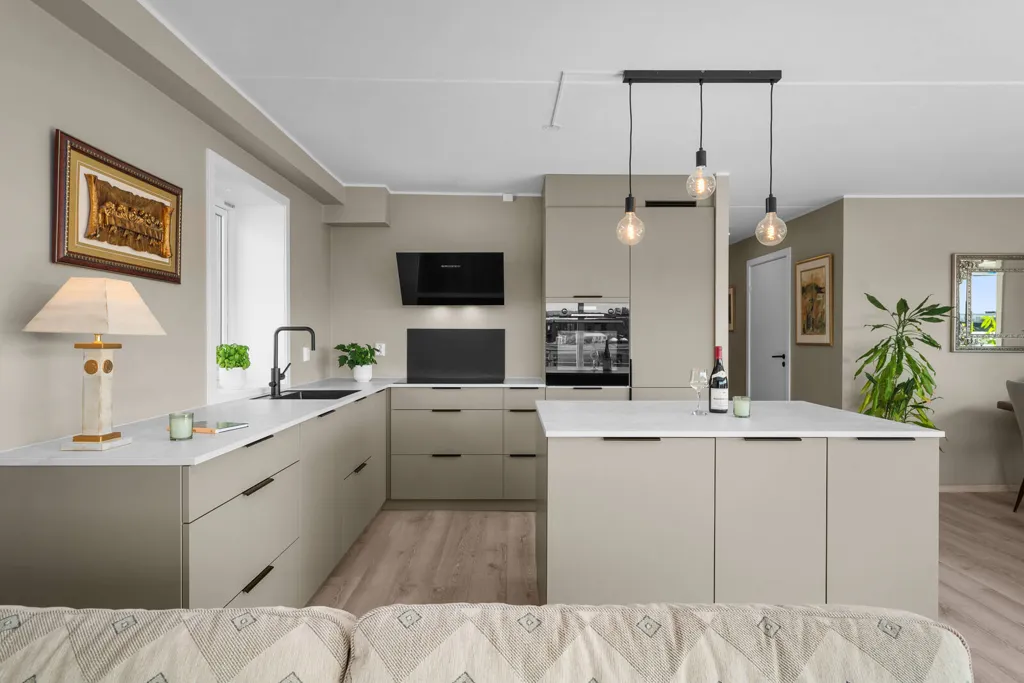 Köök - Modern 4-Bedroom Flat in Nannestad
