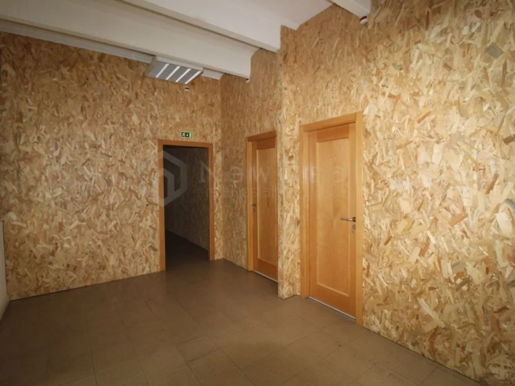Pièces - Office Space with Parking in Alfragide, Amadora