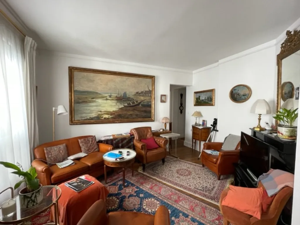 Soggiorno - 3-Bedroom Paris Apartment with Courtyard View