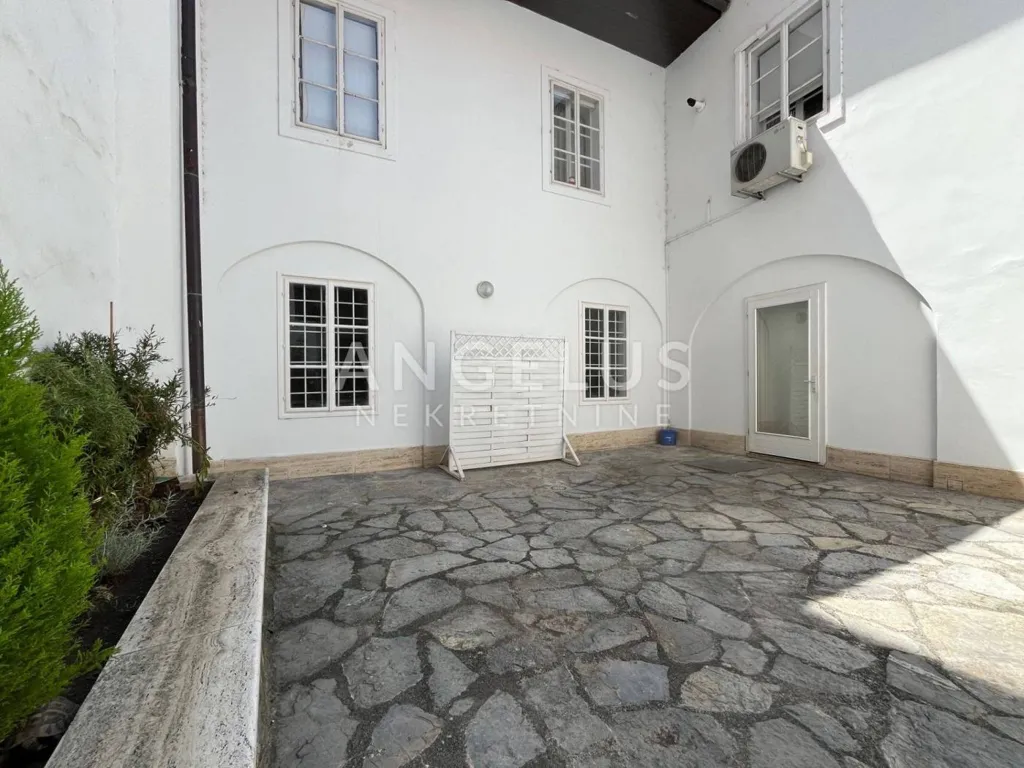 Jardin - Four-Bedroom Apartment in Historic Zagreb