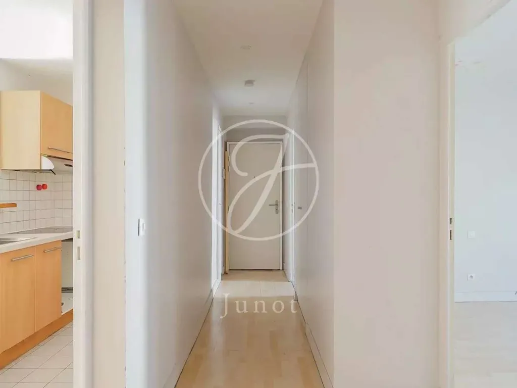Hallway - 4-Piece Apartment with Courtyard View in Paris 75011
