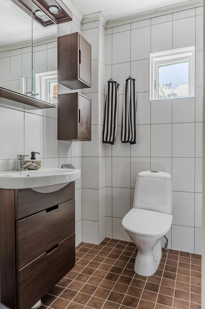 Salles de bain - Charming Red Cottage with Garden in Samuelsdal