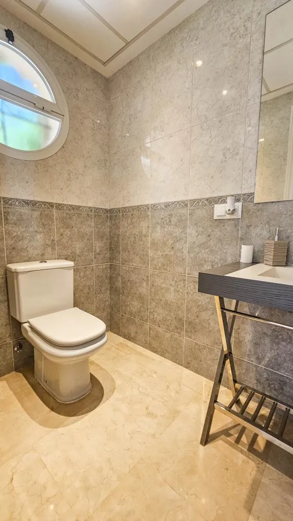 Salles de bain - Refurbished Semi-Detached with Pool in La Duquesa