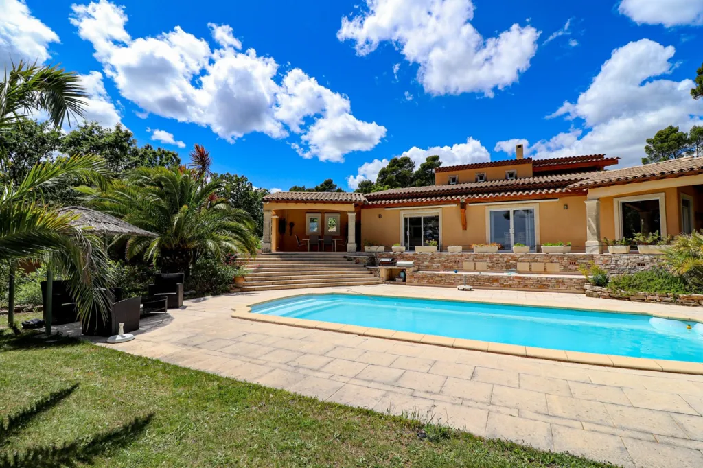 Piscine - Propriété avec Piscine et Jardin Paysager à Flayosc