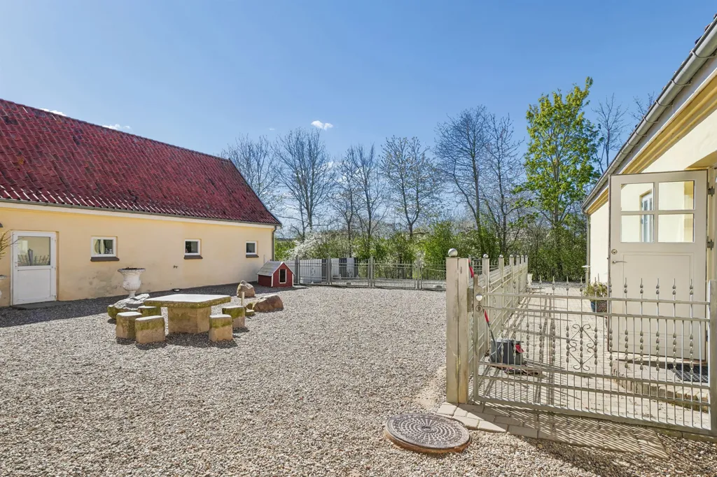 Aed - Mixed-Use Property with Kennel in Ruds Vedby