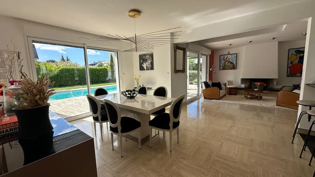 Salle à manger - Maison Conçue par Architecte avec Piscine à Albert 1er