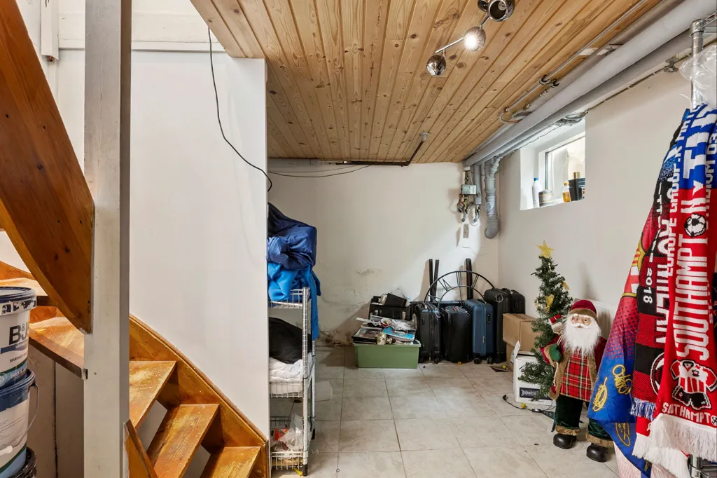 Garage - Fenced Villa with Garden in Odense V