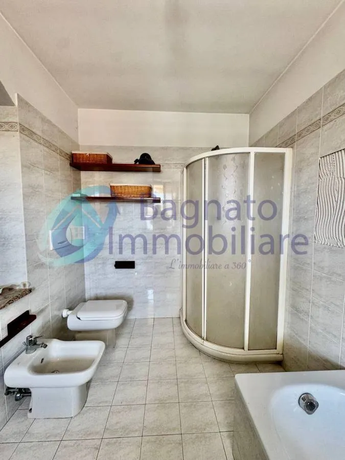 Salles de bain - Spacious Apartment with Balcony in Casalino