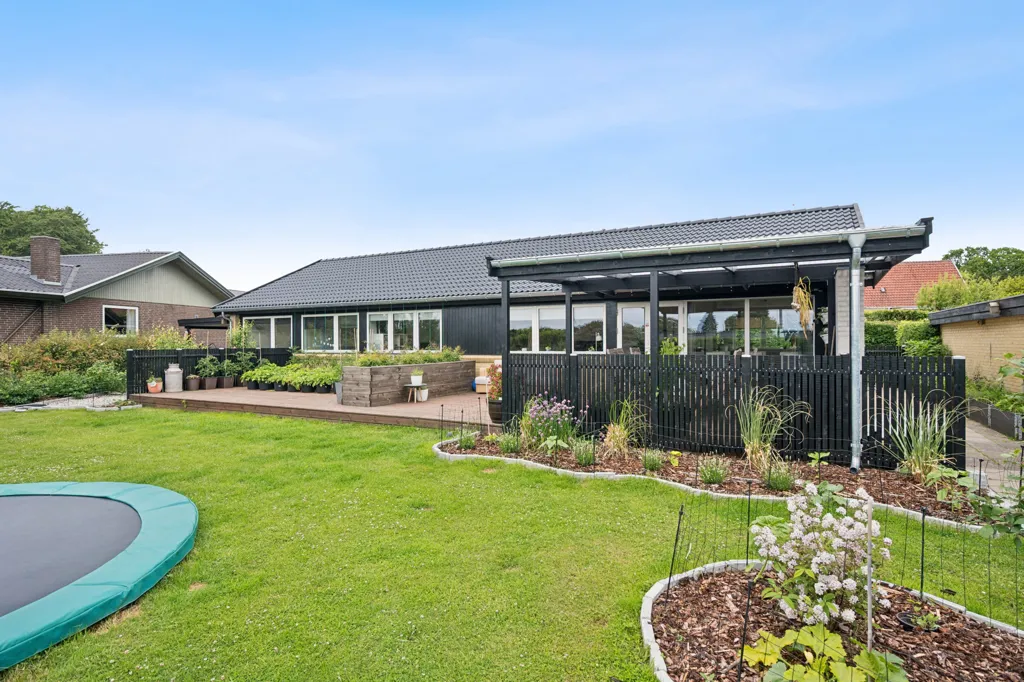 Aed - Villa with Garden in Ålsgårde