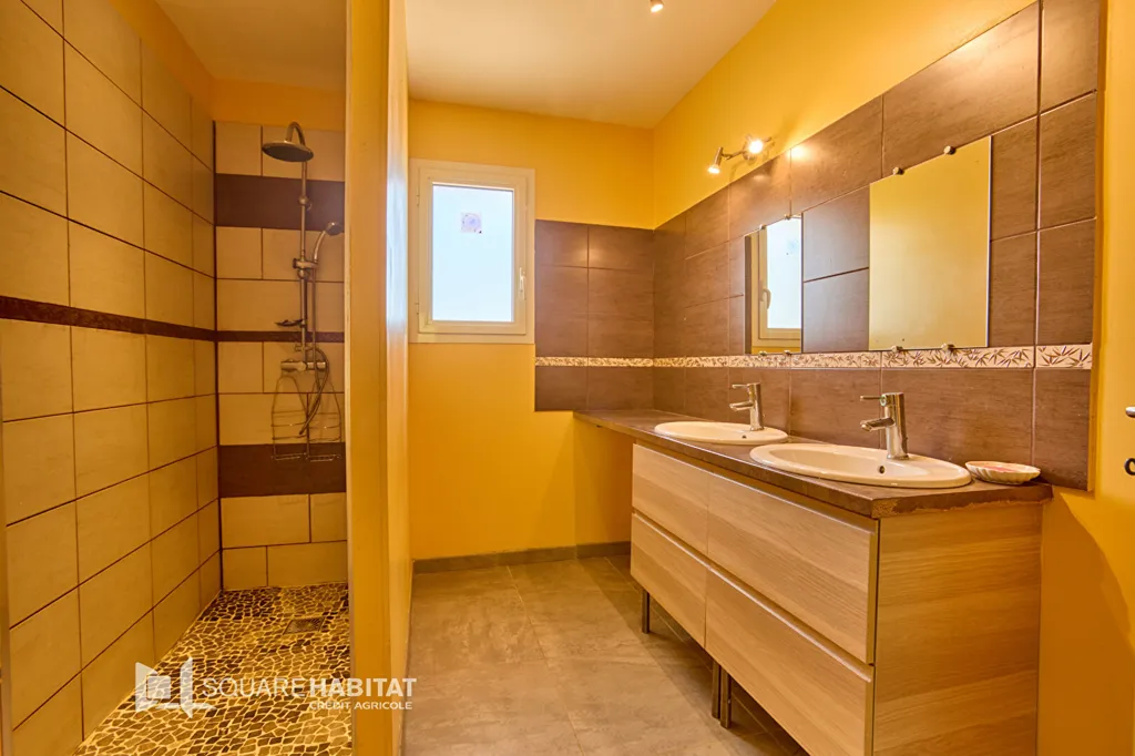 Salles de bain - Maison Contemporaine avec Piscine à Ledat