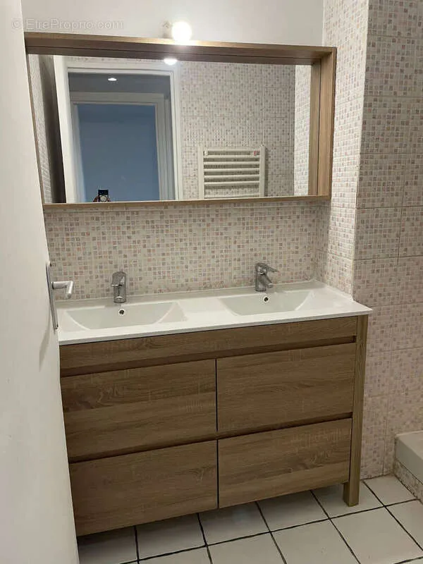 Salles de bain - Appartement avec Balcon à Groslay