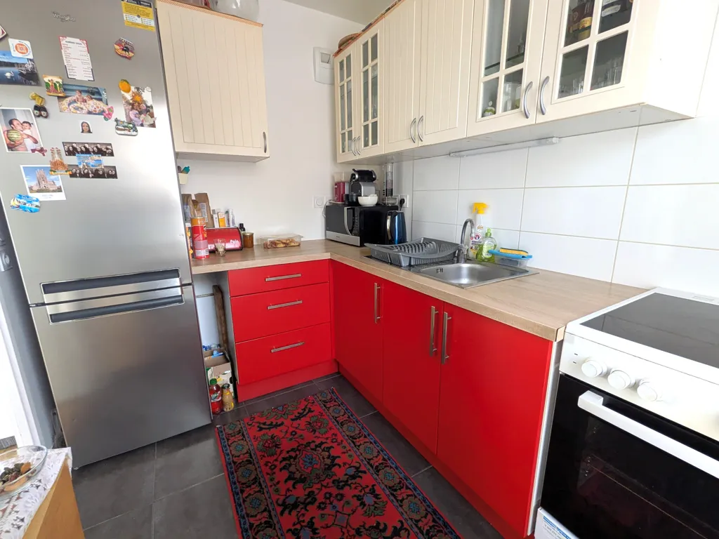 Kitchen - Bright 3-Bed Flat with Terrace in City Centre