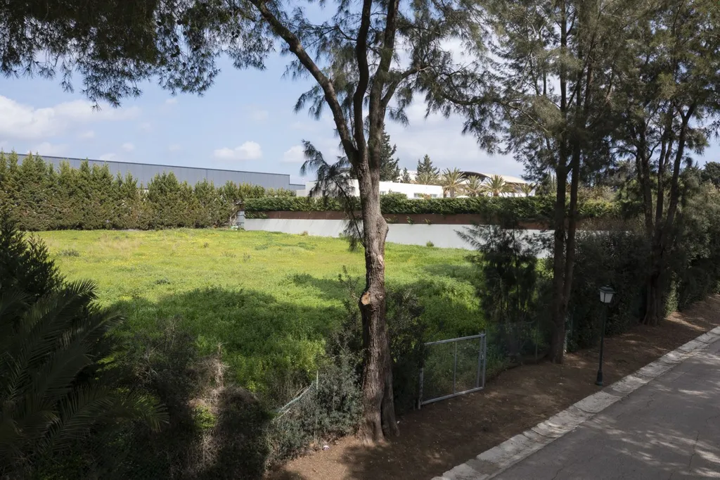 Aed - Exclusive Plot with Golf Club Proximity in Sotogrande