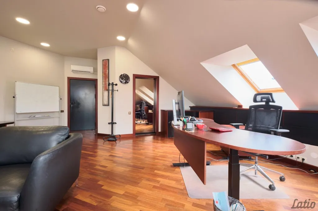Kabinet - Commercial Space with Extensive Asfaltēta Area in Riga