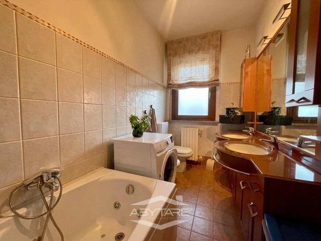 Salles de bain - Two-Level Apartment with Terraces in Nichelino