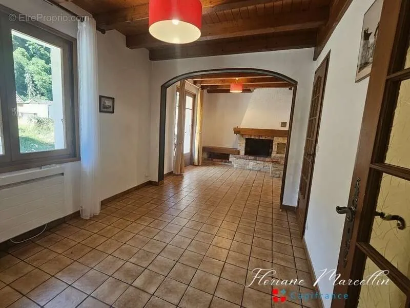 Séjour - Maison avec Deux Appartements Indépendants à Vougy