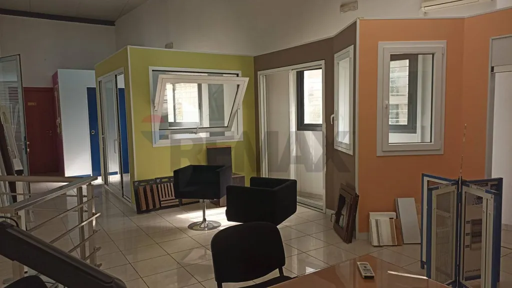 Bureau - Industrial Warehouse with Solar Rent in Comiso