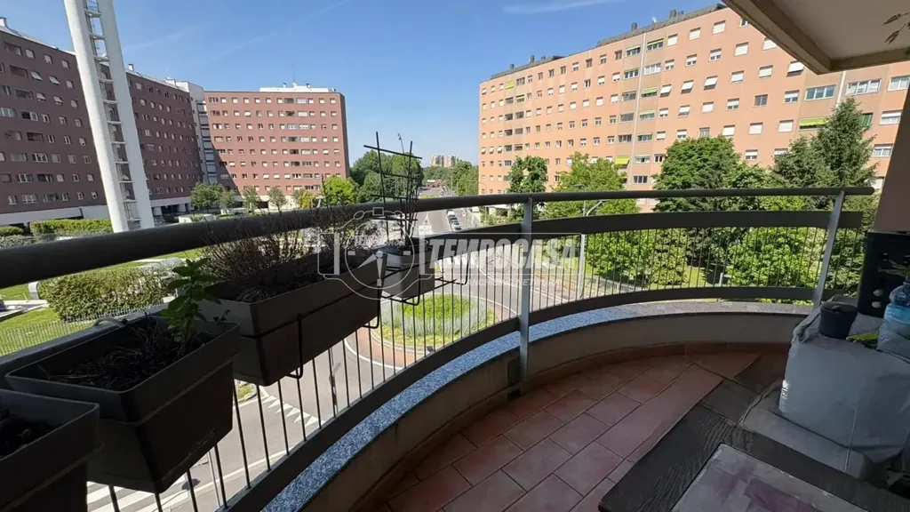Rõdu - Modernised Three-Room Flat with Balcony in Milan