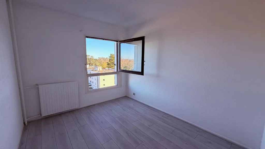 Rooms - 4-Piece Apartment with Parking in Talence