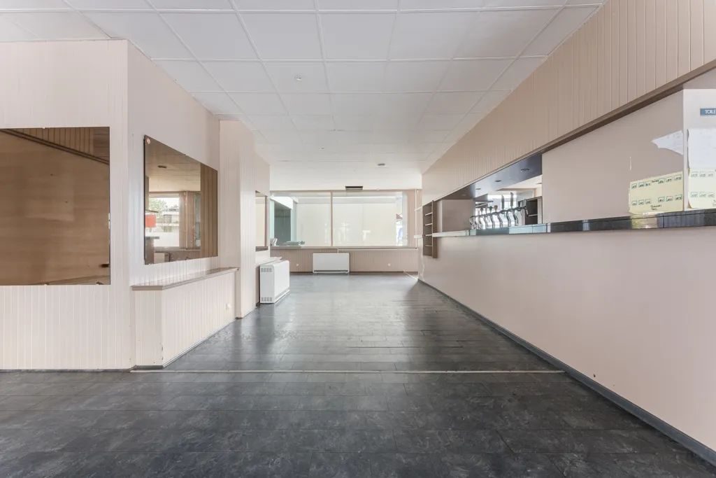 Toad - Commercial Ground Floor in De Panne