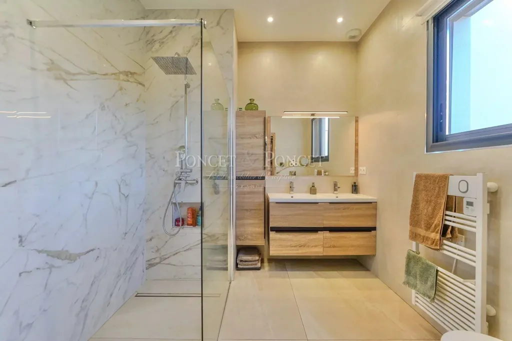 Salles de bain - Villa Contemporaine avec Piscine à Lattes
