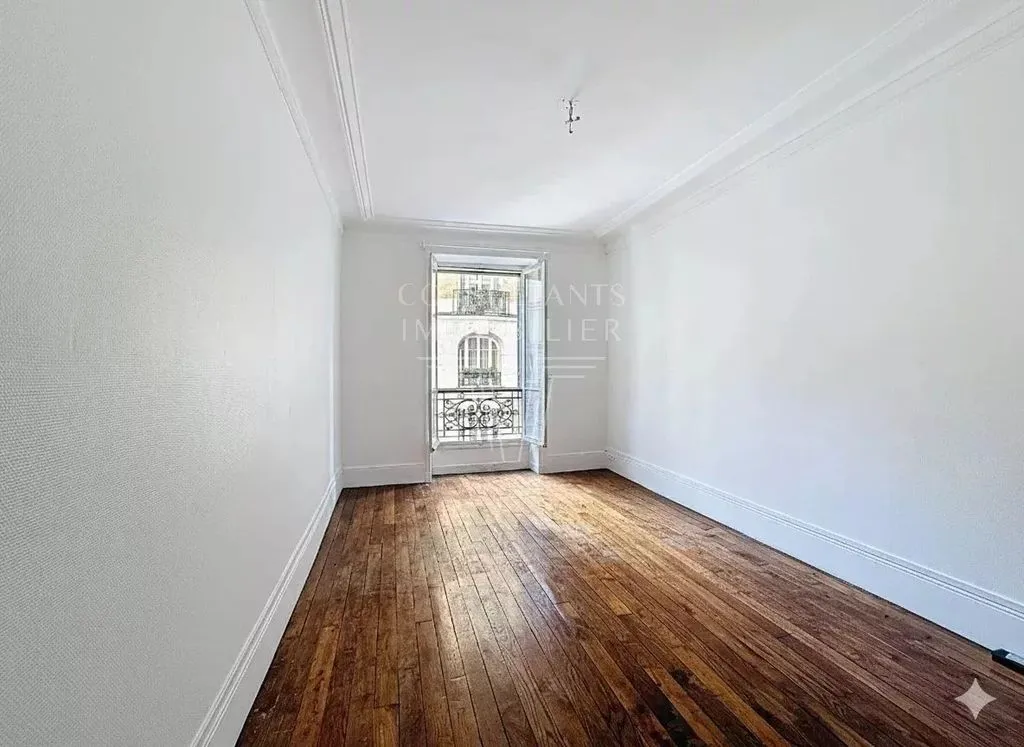 Toad - Two-Room Flat to Renovate in Saint-Germain, Paris