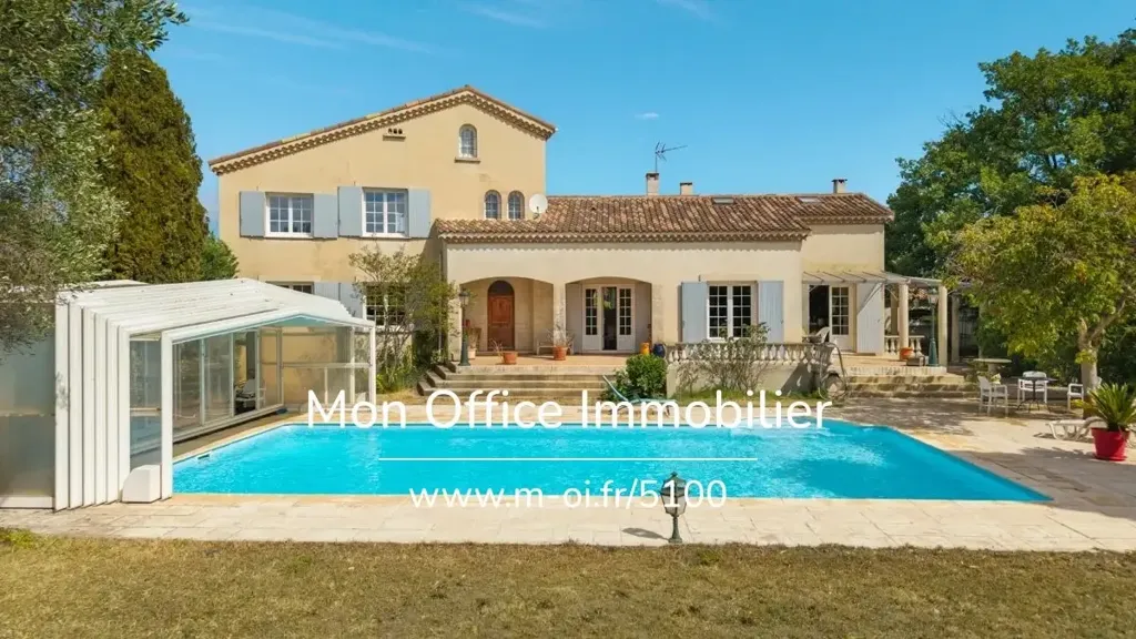 Bassein - 1970s House with Covered Pool in Istres