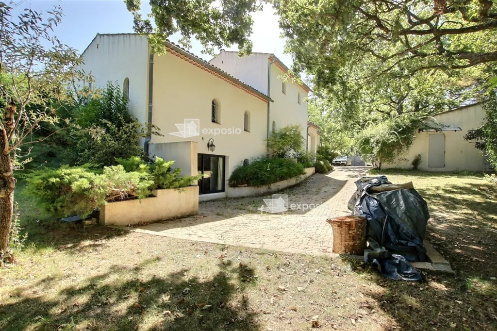 Exterior - 8-Piece Property with Pool in Aix-en-Provence