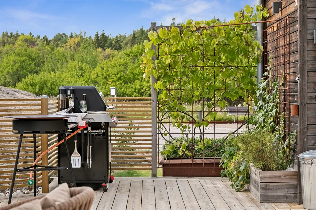 Terrass - Modern Two-Storey Flat with Garden in Klinta