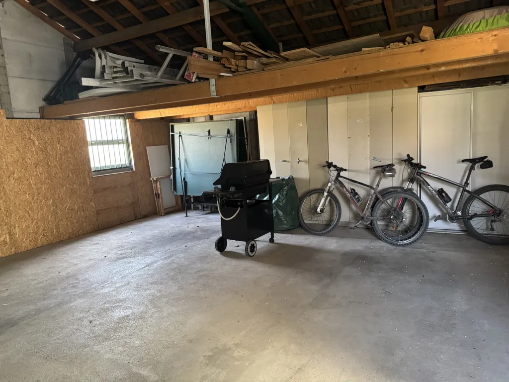 Garage - Exceptional House with Garden in Semoy