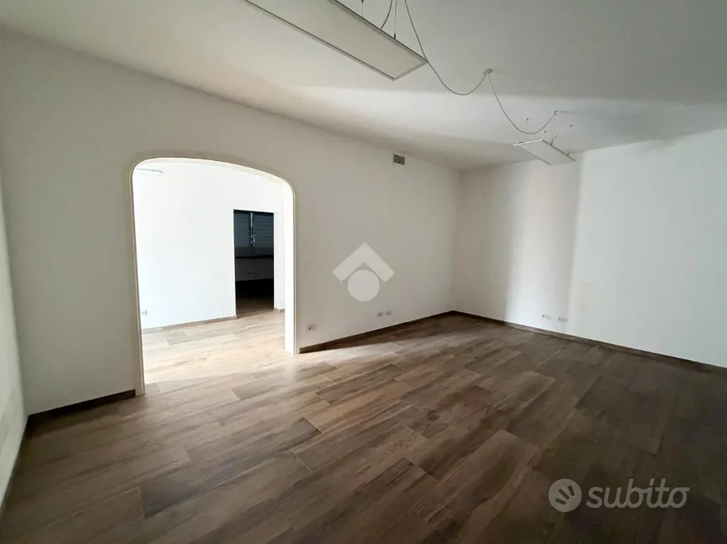 Rooms - Office with Parking in Lecco