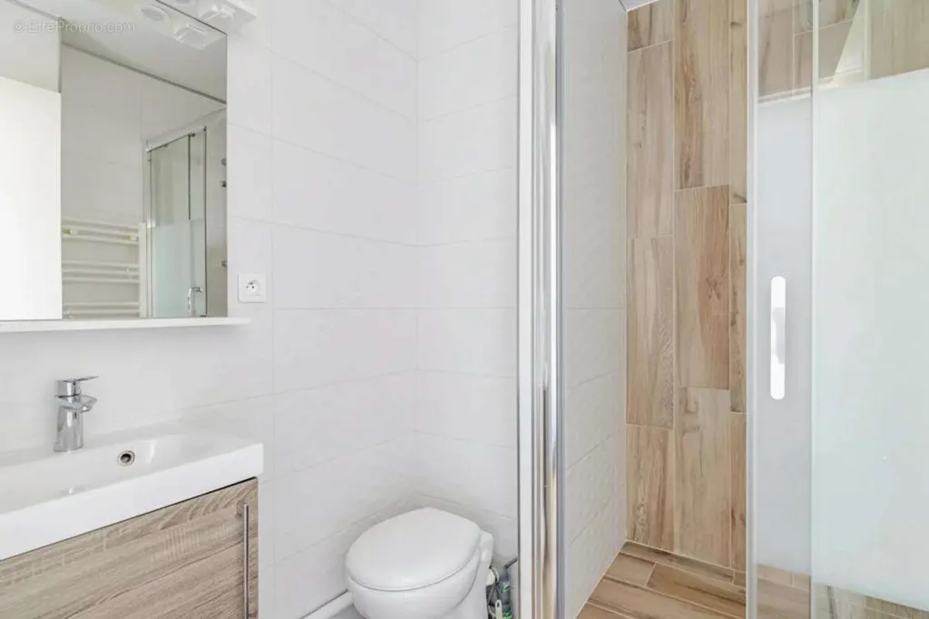 Vannitoad - Bright 3-Bed Flat with Balcony in Garches