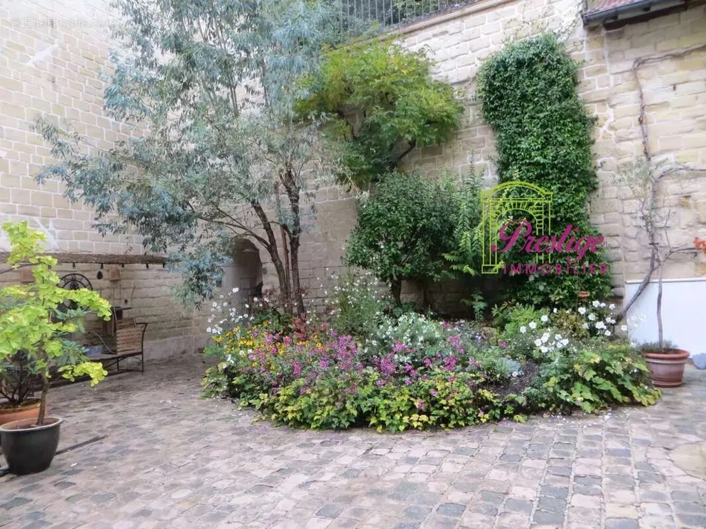 Aed - Luxury House with Courtyard in Le Mesnil-le-Roi