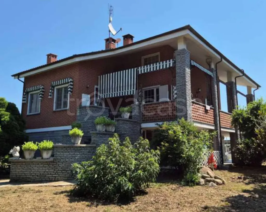 Villa with Garden in Bosconero