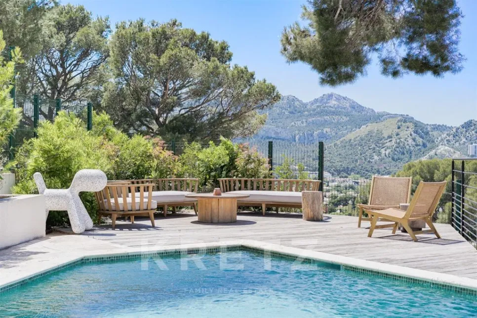 Piscine - Maison Contemporaine avec Vue Panoramique à Marseille