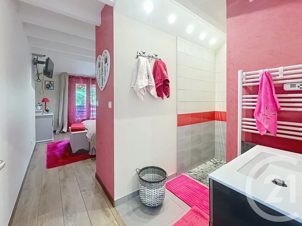 Salles de bain - Maison Charmante avec Jardin à Riom