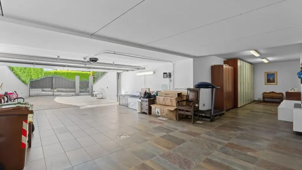 Garage - Villa with Lake View in Montorfano