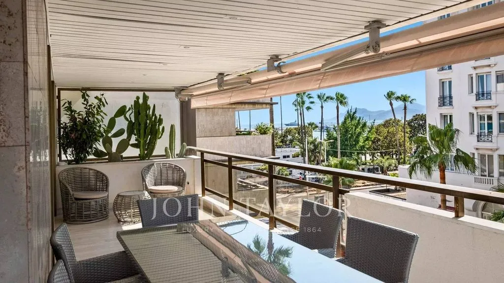 Balcony - Luxury Flat with Sea View in Cannes