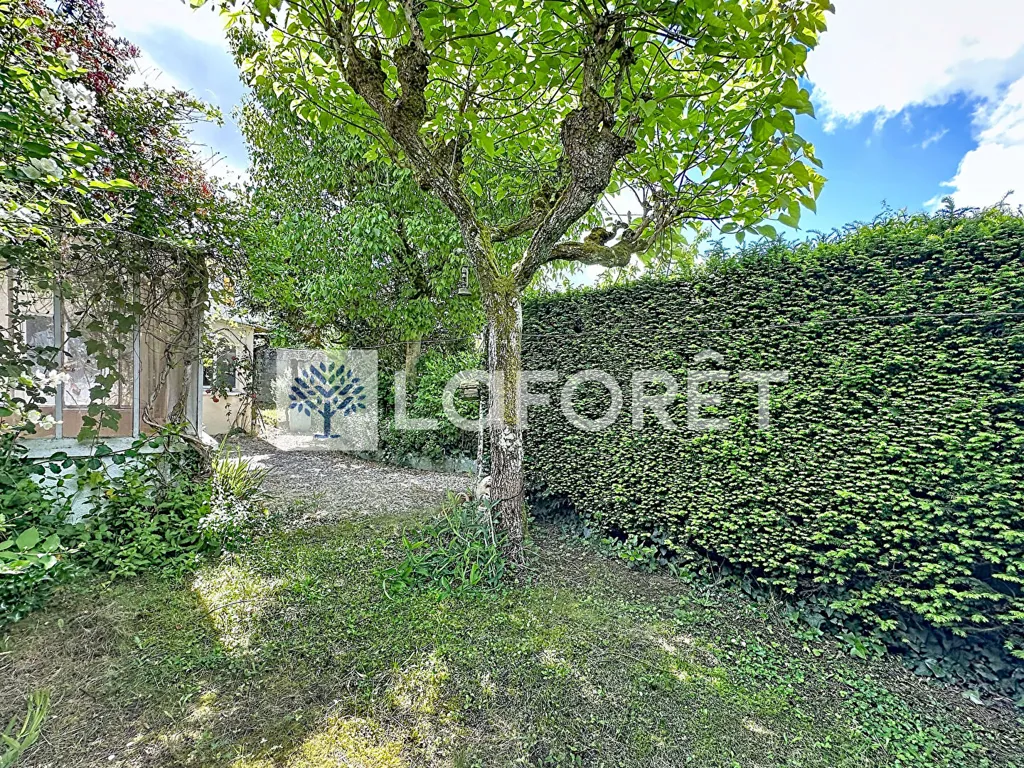 Aed - Four-Bedroom House with Garden in Thouars