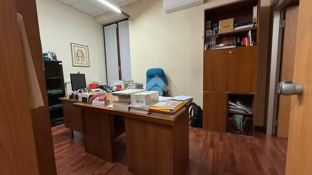Office - Renoavted Multilocale with Private Garden in Monza