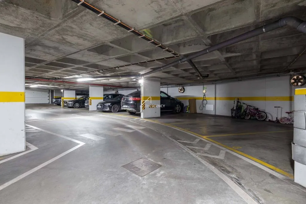Garage - Luxury Flat with Balcony in Lapa, Lisbon