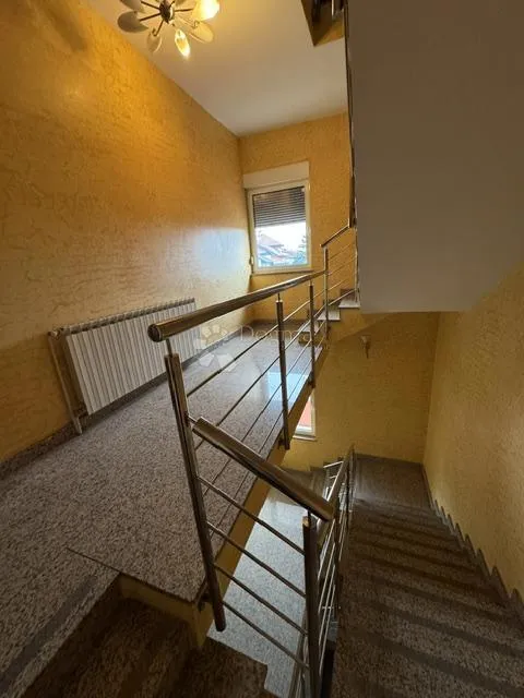 Toad - Flat for 15 Workers in Gornja Dubrava
