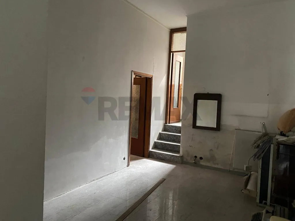 Entrée - Commercial Space with Three Frontage Windows in Gravedona ed Uniti
