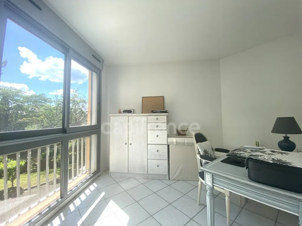 Bureau - Appartement lumineux avec terrasse à Sathonay Camp